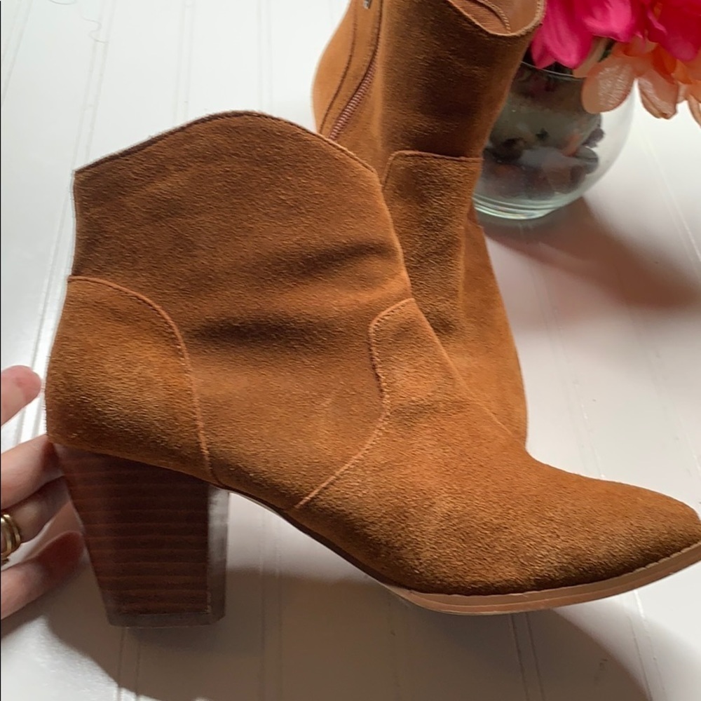 Urban Outfitters Suede Ankle Bootie - 8M. MCA1286B